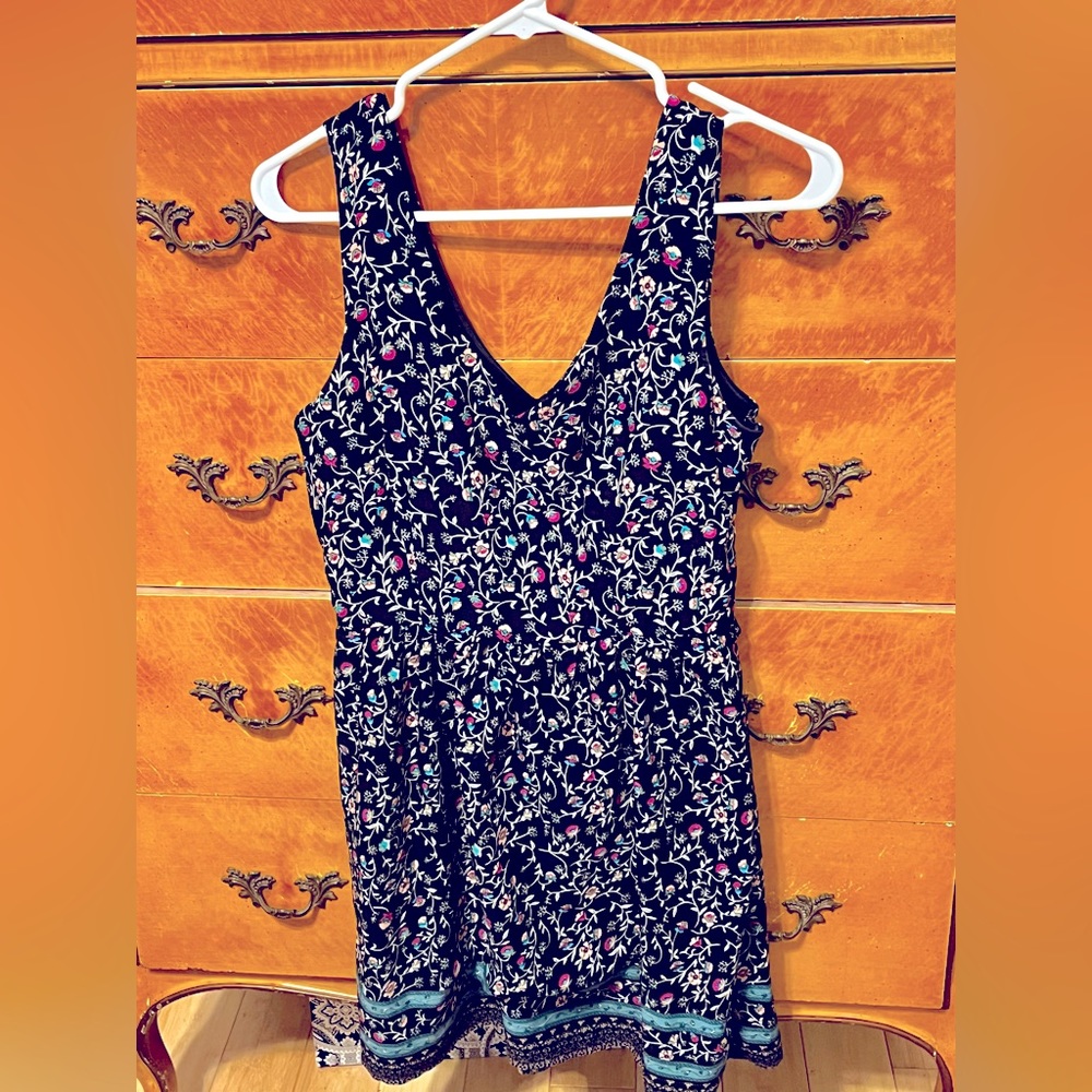Women’s black fashionable sleeveless dress